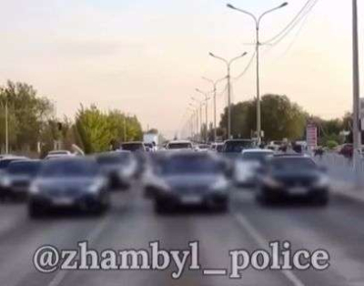 В Таразе выпускников оштрафовали за автокортеж с нарушениями ПДД