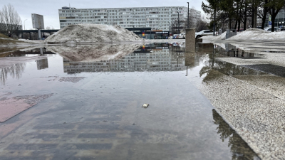 Дорожники начали очищать ливневки от снега для предотвращения паводка