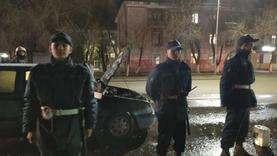 Гвардейцы спасли автомобиль от огня в Павлодаре до прибытия пожарных