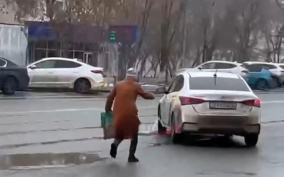 Женщина с ножом набросилась на авто в районе рынка в Атырау
