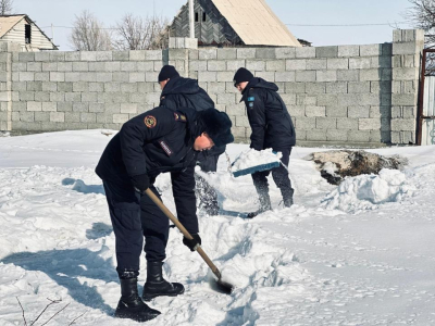 «Таза Қазақстан»: сотрудники МЧС помогают пожилым гражданам