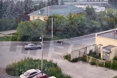 Мотоциклист упал под колеса Audi - момент страшного ДТП в Казани попал на видео