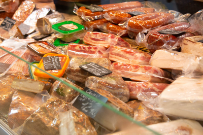 Москвичу продали сушеную свинину с густой плесенью в магазине &laquo;Красное и белое&raquo;