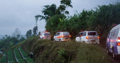 Сильное землетрясение пережили жители Индонезии
