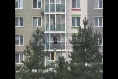 Спускаясь по простыням, мужчина сорвался с балкона казанской многоэтажки