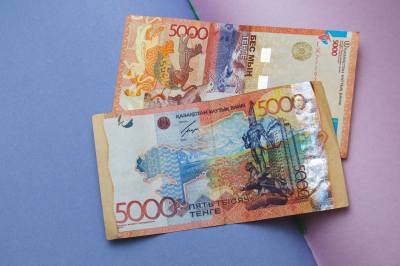 На бирже доллар продается возле отметки 518 тенге