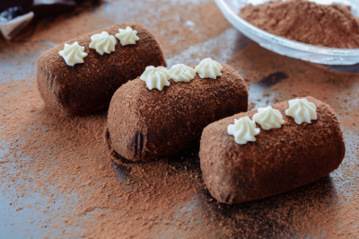 Пирожное &laquo;Картошка&raquo; больше не покупаю, взбиваю сгущенку и какао &mdash; выходит целая гора лакомства