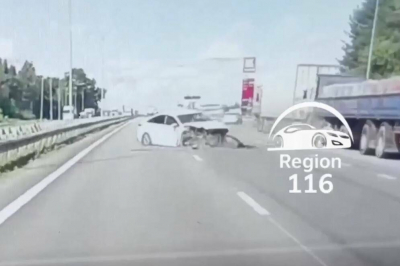 Hyundai врезался в грузовик на трассе в Татарстане &ndash; ДТП попало на видео