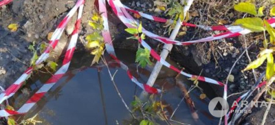 Опасная яма осталась на месте колодца после укладки асфальта в одном из районов Семея