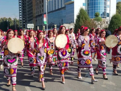 Таджикская национальная одежда славится своим богатством декора, яркостью и красочностью