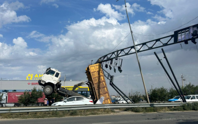 Грузовик чуть не снёс арку на трассе в Актобе