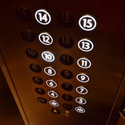 Встать не смог, выходил ползком: в Татарстане мужчина получил травмы ног в лифте (ВИДЕО)