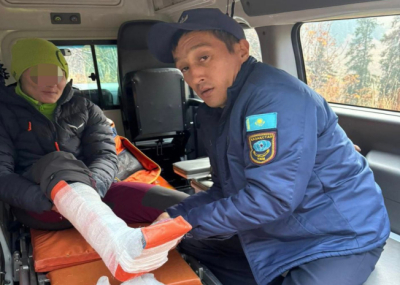 В горах Алматы спасатели эвакуировали иностранную туристку с пика Пионер