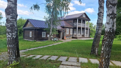 Реставраторы по архивным чертежам восстановили деревянный флигель музея-заповедника Ленино-Кокушкино
