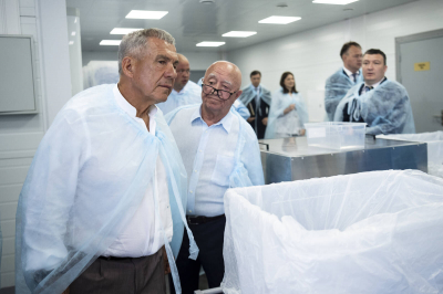 Минниханов посетил завод медизделий и отправку гумпомощи в Лаишевском районе